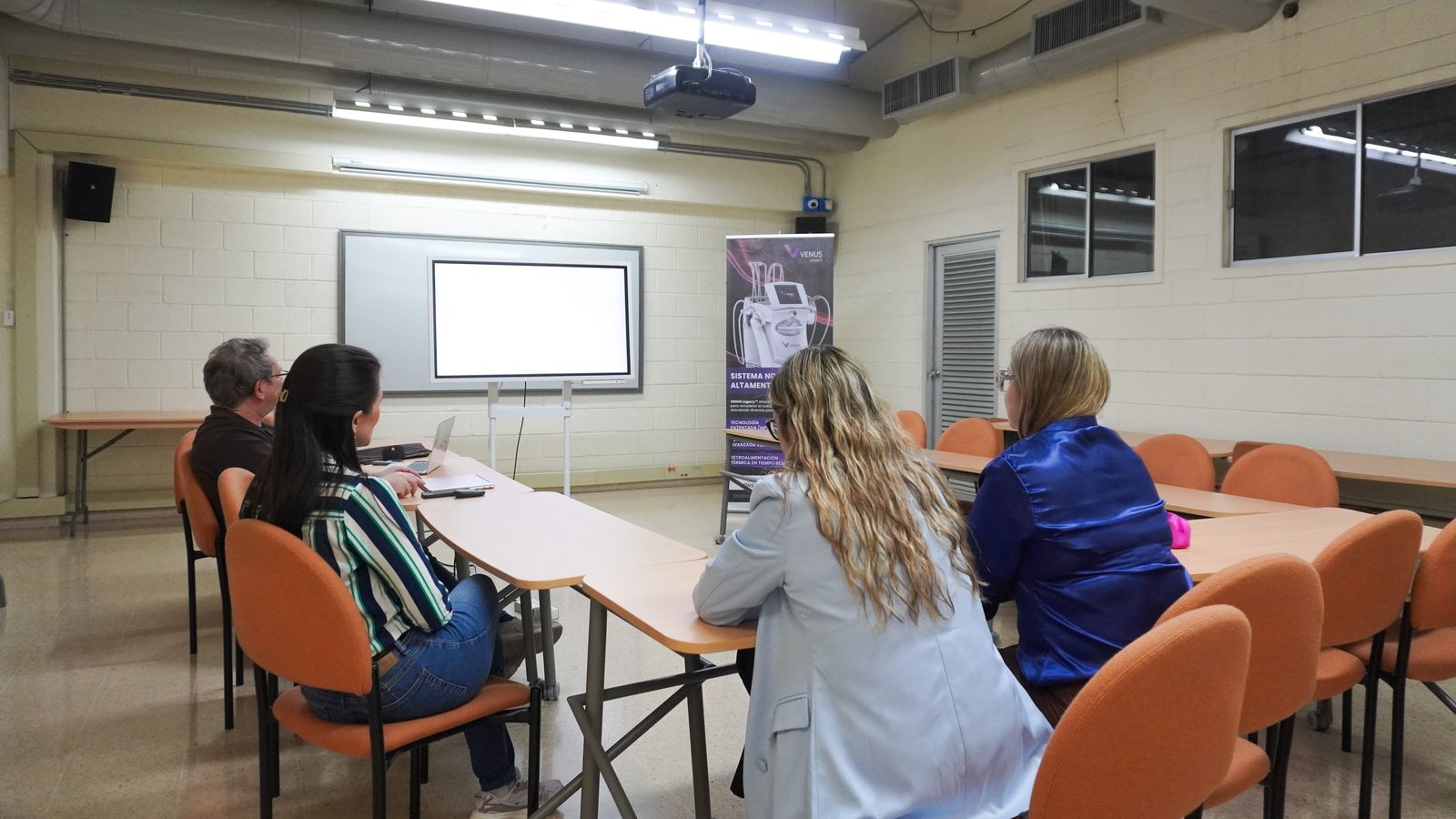 Training session on a device in Quirurgil's training room