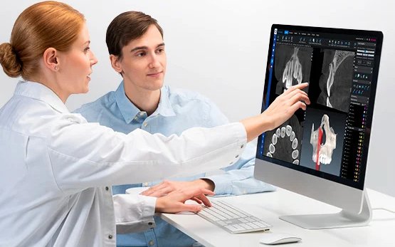 Dos profesionales revisando un escaneo dental en 3D en la pantalla